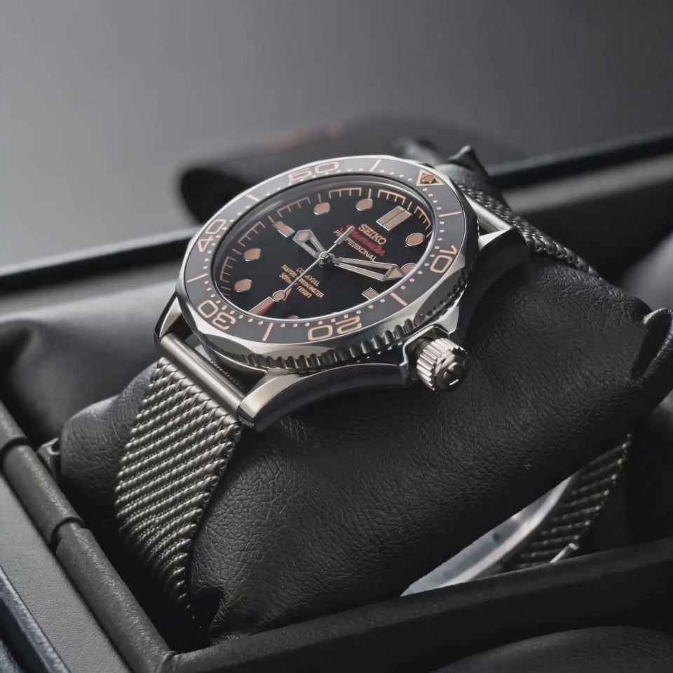 Reloj estilo Seamaster con correa de malla de acero, en su caja, de cerca y puesto